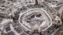 Meski cuaca terik, para jemaah tetap antusias melaksanakan salat di depan Ka’bah dan menjalankan umrah sunnah. (FADEL SENNA / AFP)