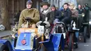 Iringan rombongan peserta yang mengendarai mobil klasik saat tur tahunan mobil veteran dari London ke Brighton di London, Inggris (6/11). Mobil-mobil yang ikut berasal dari tahun 1960-an hingga sudah berusia lebih dari 100 tahun. (Reuters/Neil Balai)