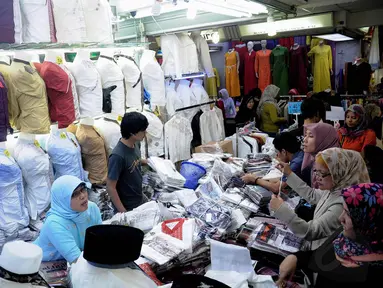 Para pengunjung saat berbelanja busana muslim di pusat tekstil Pasar Tanah Abang, Jakarta, Kamis (26/6/14). (Liputan6.com/Faizal Fanani)