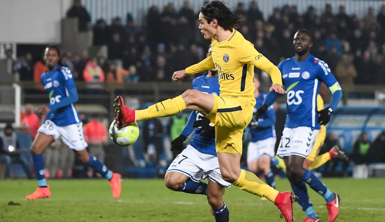 Aksi pemain PSG, Edinson Cavani melewati adangan pemain Strasbourg (RCSA) pada lanjutan Ligue 1 Prancis di Meinau Stadium, Strasbourg, (2/12/2017). PSG kalah 1-2 dari Strasbourg. (AFP/Frederick Florin)