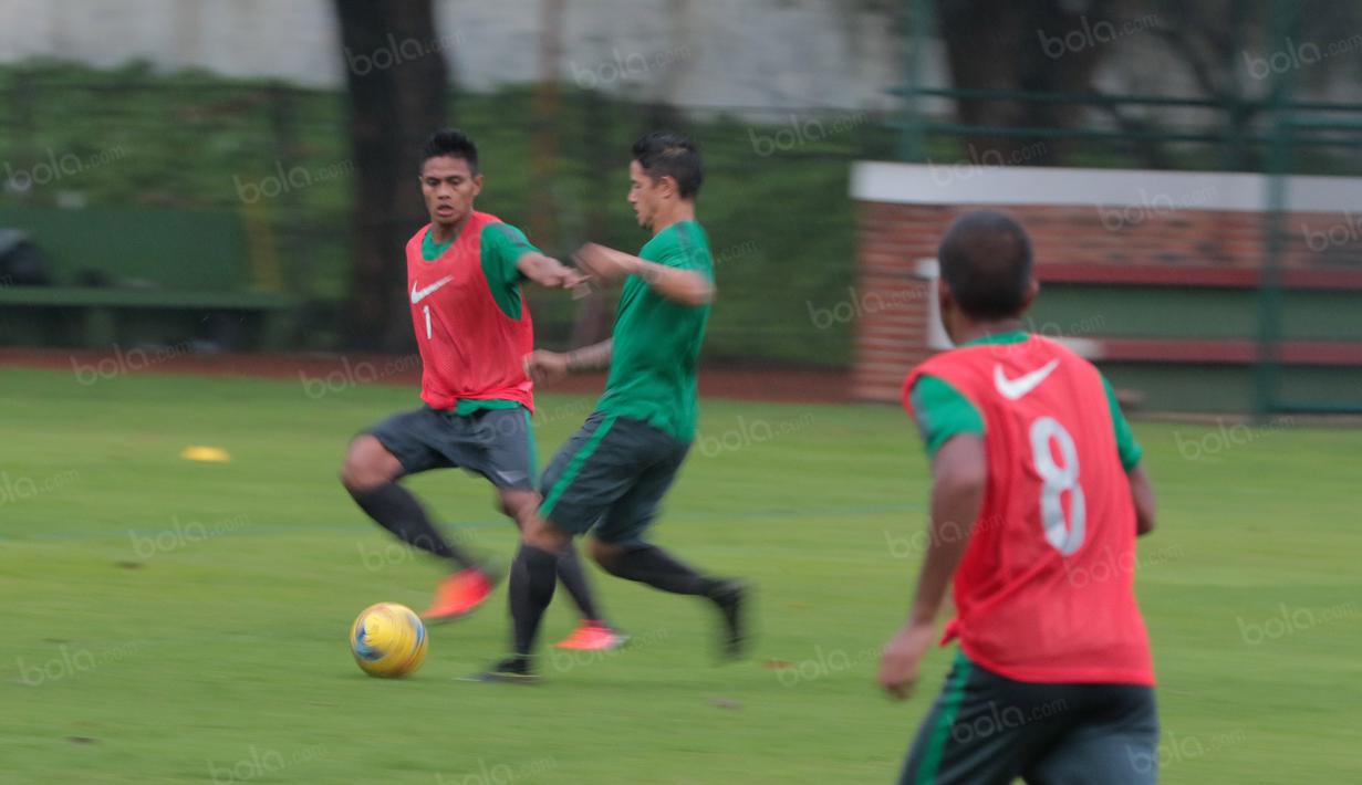 Fachruddin (kiri) mencoba menahan laju Irfan Bachdim pada sesi latihan di Lapangan Sekolah Pelita Harapan, Karawaci, Jakarta, (11/11/2016). (Bola.com/Nicklas Hanoatubun)