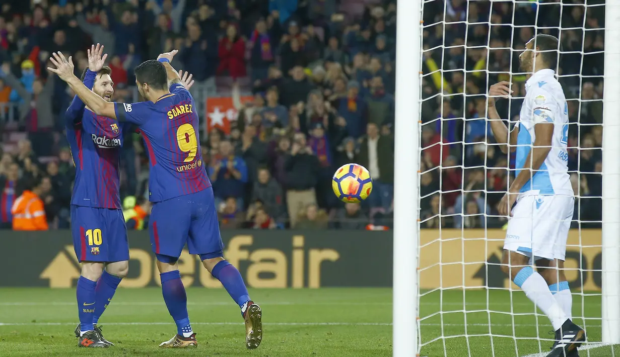 Pemain FC Barcelona, Luis Suarez dan Lionel Messi merayakan gol saat melawan Deportivo Coruna pada lanjutan La Liga Santander di Camp Nou stadium, Barcelona, (17/12/2017). Barcelona menang 4-0. (AP/Manu Fernandez)