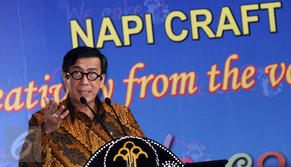 Menteri Hukum dan HAM, Yasonna H Laoly memberikan sambutan pada pembukaan Napi Craft 2015 di The East Kuningan, Jakarta, Senin (12/21/2015). Napi Craft 2015 mengambil tema Creativity From The Voiceless. (Liputan6.com/Helmi Fithriansyah)