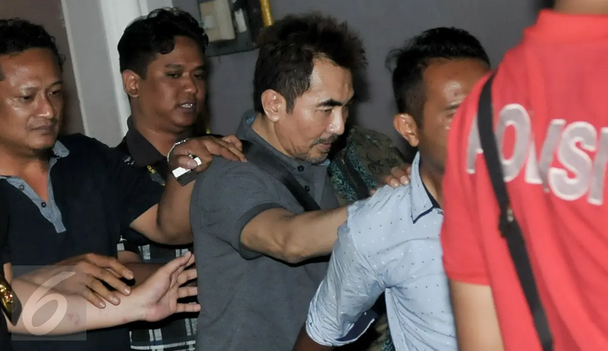 Polisi merampungkan penggeledahan di rumah Gatot Brajamusti di kawasan Pondok Pinang, Jakarta, Kamis (1/9). Penggeledahan yang dilakukan Sejak pukul 15.30 WIB itu berakhir sekitar pukul 21.40 WIB atau hampir 6 jam. (Liputan6.com/Yoppy Renato)