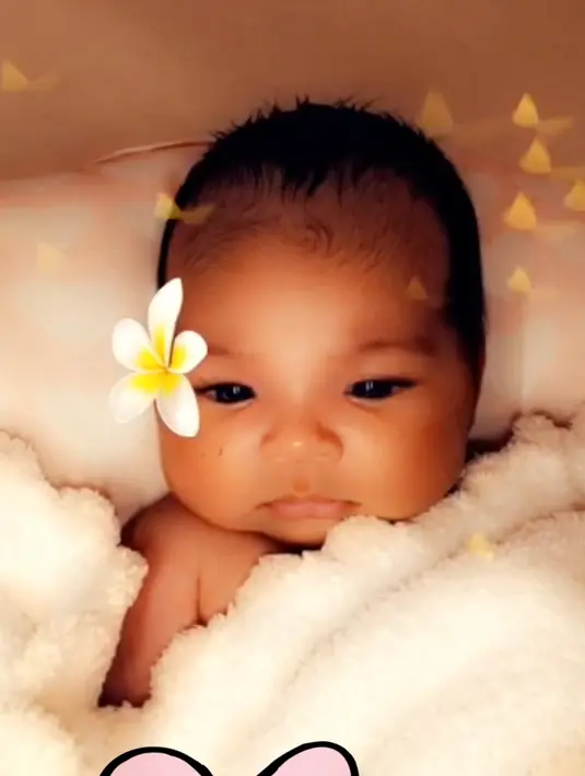 Khloe Kardashian sendiri pun sempat mengunggah video True di akun Snapchatnya. (snapchat/khloekardashian)