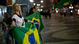 Demonstran merayakan keputusan Hakim Sergio Moro menjatuhkan hukuman ke mantan Presiden Brasil Luiz Inacio Lula da Silva, di Sao Paulo, Brasil, (12/7). Silva dijatuhi hukuman penjara hampir 10 tahun.  (AP Photo/Silvia Izquierdo)