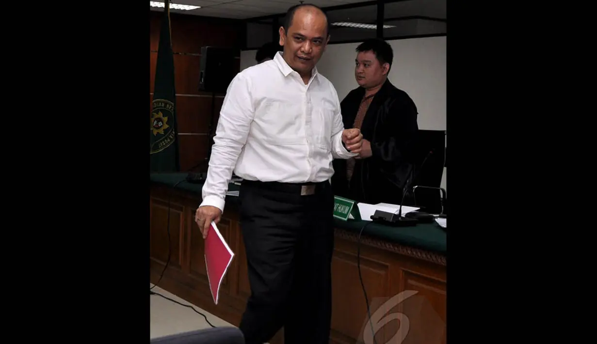 Gulat Manurung saat menjalani sidang dengan agenda pembacaan dakwaan oleh Jaksa Penuntut Umum (JPU) KPK di Pengadilan Tipikor Jakarta, Senin (15/12/2014). (Liputan6.com/Miftahul Hayat)