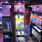 Pedagang saat melayani pembeli di Pasar Ikan Hias Sumenep, Jakarta, Minggu (14/11/2021). Menurut pedagang, kebijakan tersebut sangat merugikan lantaran toko online sangat membantu pemasukan di tengah pandemi Covid-19. (merdeka.com/Iqbal S. Nugroho)