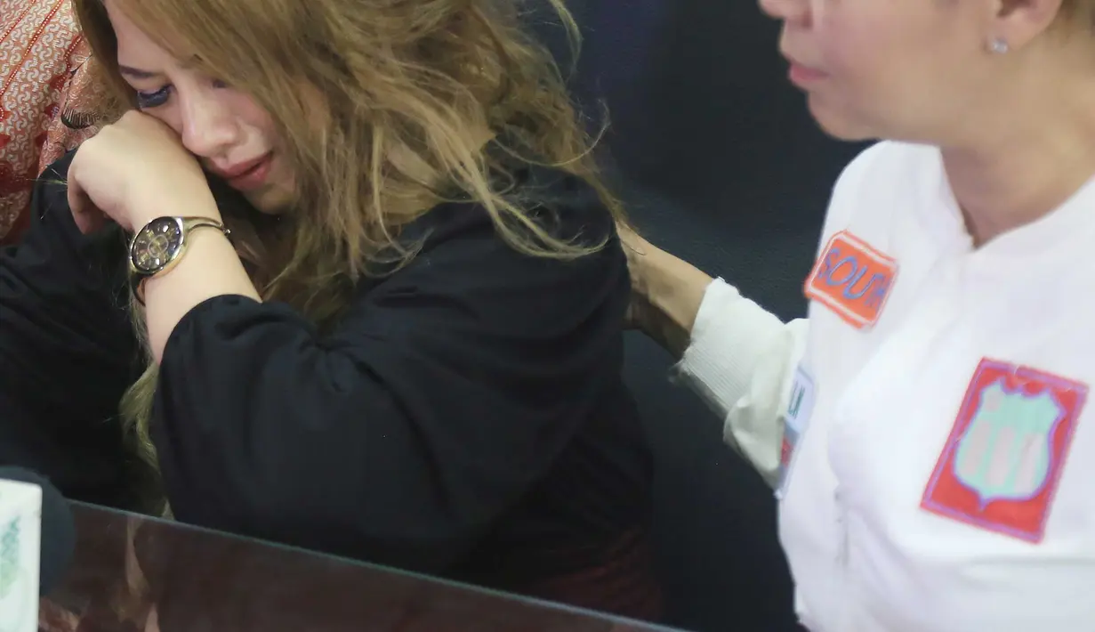 Keinginan kembali rujuk akhirnya terjadi, setelah beberapa hari di Jakarta, Aming yang selama ini menghilang, kembali dengan istrinya. Suasana langsung cair, dan saling melepas rindu setelah sempat beberapa hari berpisah. (Nurwahyunan/Bintang.com)