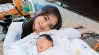 Potret Fuji Jenguk Baby Jyad Anak Shandy Purnamasari dan Gilang Widya (instagram/fadlyfsl_, instagram/fuji_an)