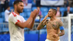 Bek Serbia, Aleksandar Kolarov dengan badan penuh tato merayakan kemenangan timnya di pertandingan sepak bola Grup E Piala Dunia 2018 Rusia di Samara, (17/6). Tato ikan koi dalam keyakinan Jepang melambangkan keberuntungan. (AFP PHOTO / Emmanuel Dunand)