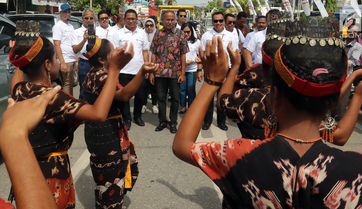 Empat direksi BUMN bersama Asisten III Sekda Sumba Timur Ishak Raga Koda disambut tari tarian adat saat perayaan Natal bersama dan bantuan CSR Sinergi BUMN di Kota Waingapu, Sumba Timur, Sabtu (15/12). (Liputan6.com/JohanTallo)