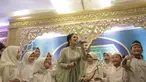 Krisdayanti terlihat begitu ceria saat berada di tengah-tengah anak yatim pada acara buka puasa bersama. Krisdayanti menghibur mereka dengan suara merdunya. Hal itu membuat anak-anak tersebut bahagia dilihat dari mimik wajah yang sedang tersenyum (KapanLagi.com/Nurwahyunan)