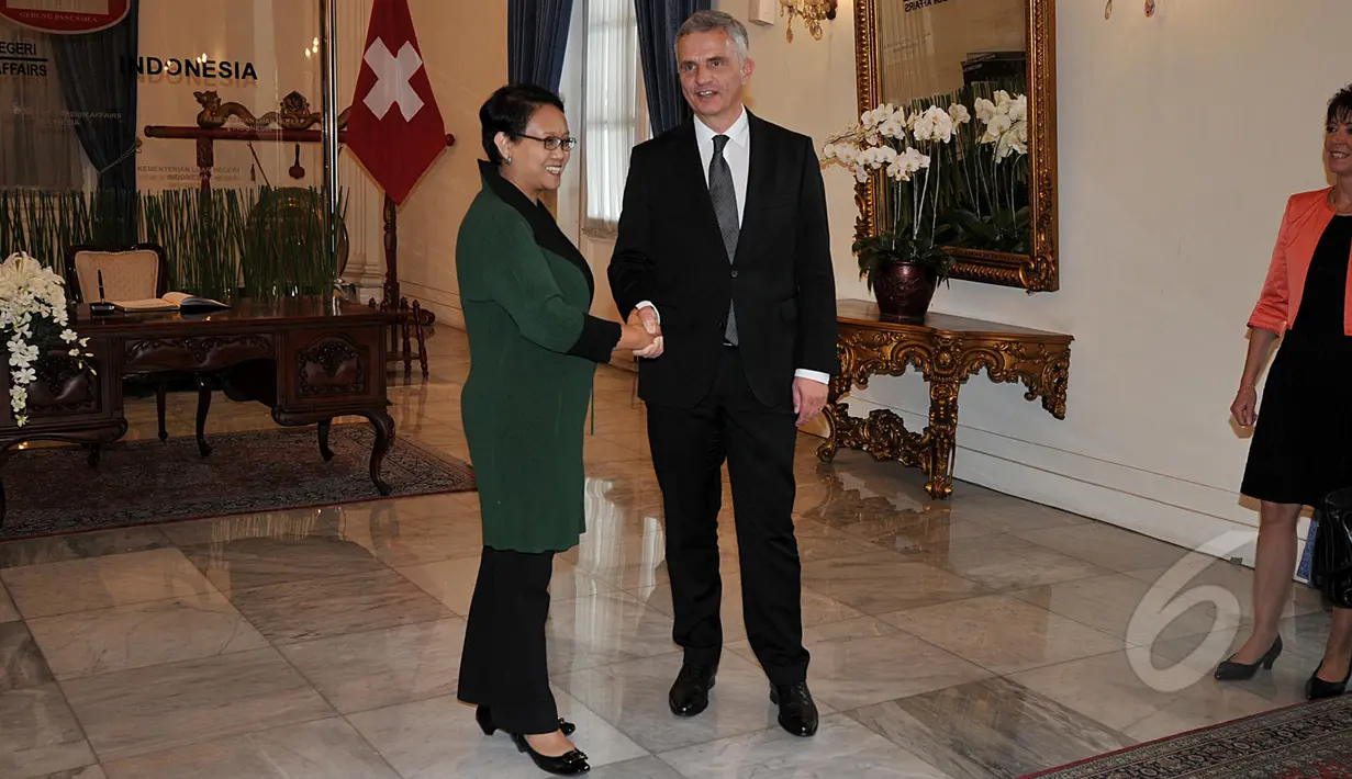 Menteri Luar Negeri RI Retno L.P. Marsudi bertemu dengan Menteri Luar Negeri Swiss Didier Burkhalter, Jakarta, Senin (16/3/2015). Keduanya bertemu untuk membahas berbagai isu bilateral antar kedua negara. (Liputan6.com/Johan Tallo) 