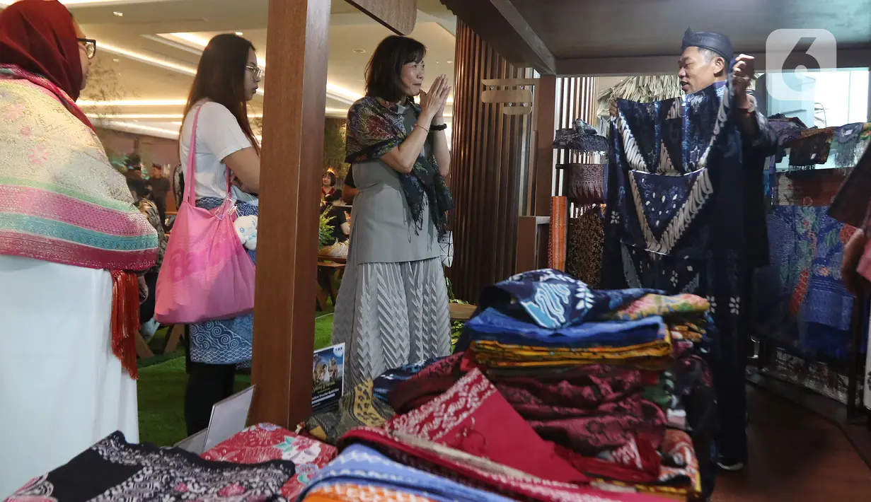 Festival UMKM tersebut untuk memajukan produk lokal dan membantu para pelaku usaha mengenalkan produknya langsung ke konsumen saat Pagelaran Sabang-Merauke. (Liputan6.com/Angga Yuniar)