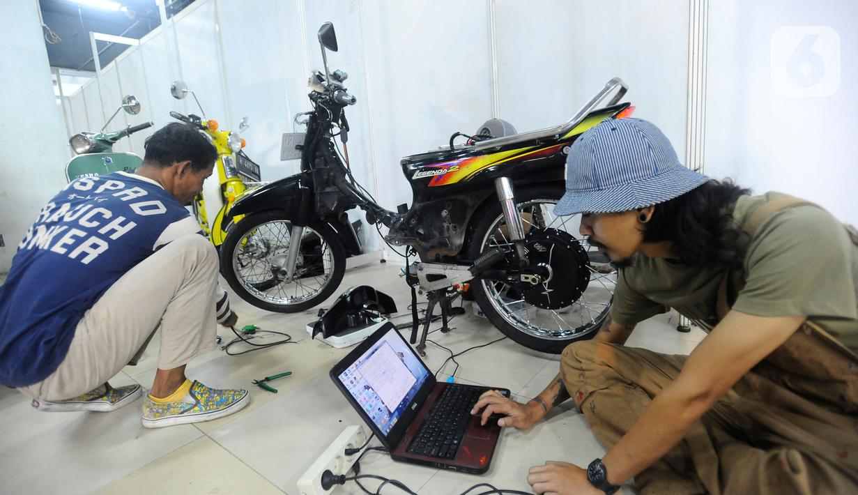 Mekanik menyelesaikan proses konversi motor listrik pada bengkel Elders Garage di basement Gedung Smesco, Jakarta, Selasa (20/12/20222). Konversi motor konvensional bermesin bensin ke listrik menjadi salah satu kebijakan yang dikeluarkan pemerintah. Untuk mempercepat tren elektrifikasi, pemerintah mendorong program konversi dengan memberikan subsidi Rp 6,5 juta.
(merdeka.com/Arie Basuki)
