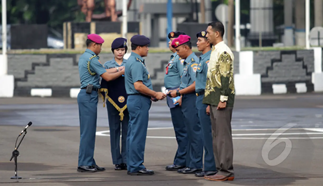 Kepala Staf Angkatan Laut (KSAL) Laksamana TNI Ade Supandi S.E memberikan penghargaan kepada personil KNKT, MGS Geosurvey, MV Crest Onyx dan KN Jadayat di Markas Komando Armada Barat TNI AL, Jakarta, Selasa (24/2/2015). (Liputan6.com/Faizal Fanani)