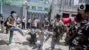 Massa menggelar demonstrasi solidaritas untuk muslim Uighur di depan Kedubes China, Jakarta, Jumat (3/6/2022). Mereka menuntut pemerintah China melalui kedutaan besarnya di Indonesia untuk segera menghentikan penyiksaan, penyanderaan, dan pelarangan umat muslim Uighur dalam melaksanakan aktivitas ibadah. (Liputan6.com/Faizal Fanani)