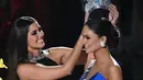 Paulina Vega selaku Miss Universe 2014 memasang mahkota Miss Universe 2015 kepada Pia Alonzo Wurtzbach. Acara ini ditayangan di televisi internasional, Minggu malam (20/12/2015)  waktu Las Vegas. (AFP/Bintang.com)