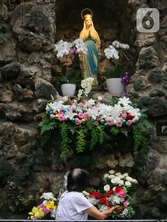 Humas Gereja Katedral Jakarta, Susi Suwadie mengatakan akan ada sekitar lima ribu umat yang bisa ditampung dalam setiap jadwal misa Natal di Katedral. (Liputan6.com/Herman Zakharia)