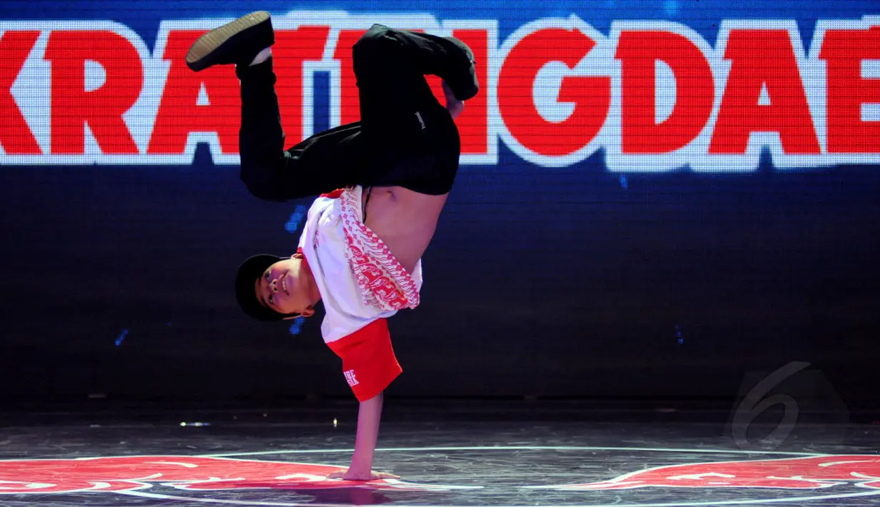 Salah satu aksi peserta Final Battle Kratingdaeng Power Dance di Jakarta, Sabtu (1/10/2014). (Liputan6.com/Helmi Fithriansyah)