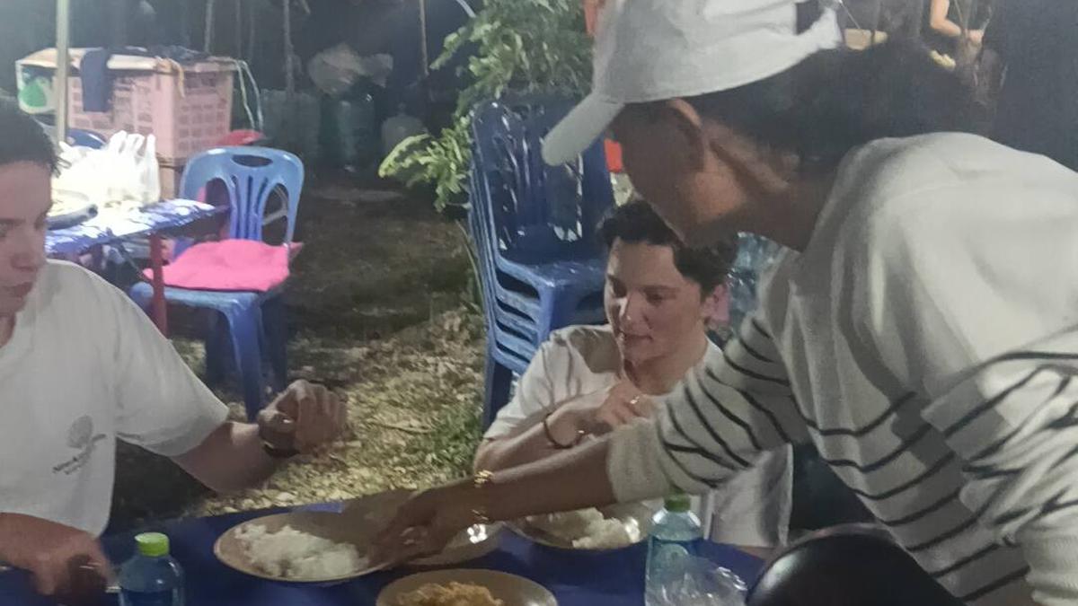 Video Viral Turis Pesan Makan di Rumah Duka, Dikira Food Court
