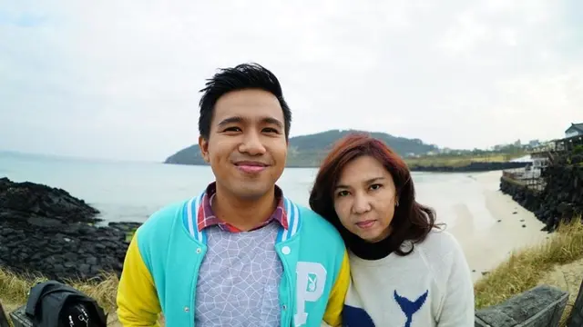 Jarang Terekspos, Ini 6 Momen Kebersamaan Joshua Suherman dan Ibunda