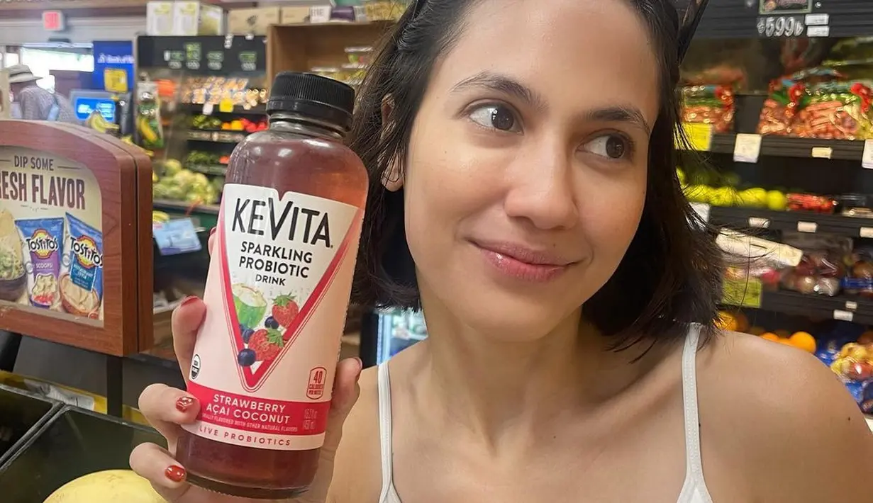 Tanpa makeup pun, artis berdarah Inggris ini terlihat cantik memikat dan glowing. [Instagram @pevpearce]