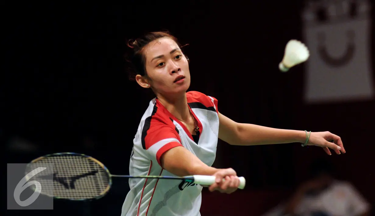 Pebulu tangkis tunggal putri Indonesia, Maria Febe Kusumastuti mengembalikan bola kearah Pai Yu Po (Taipei) di laga Total BWF Championships 2015 di Jakarta (11/8/2015). Maria kalah21-18, 21-13, 21-9. (Liputan6.com/Helmi Fithriansyah)