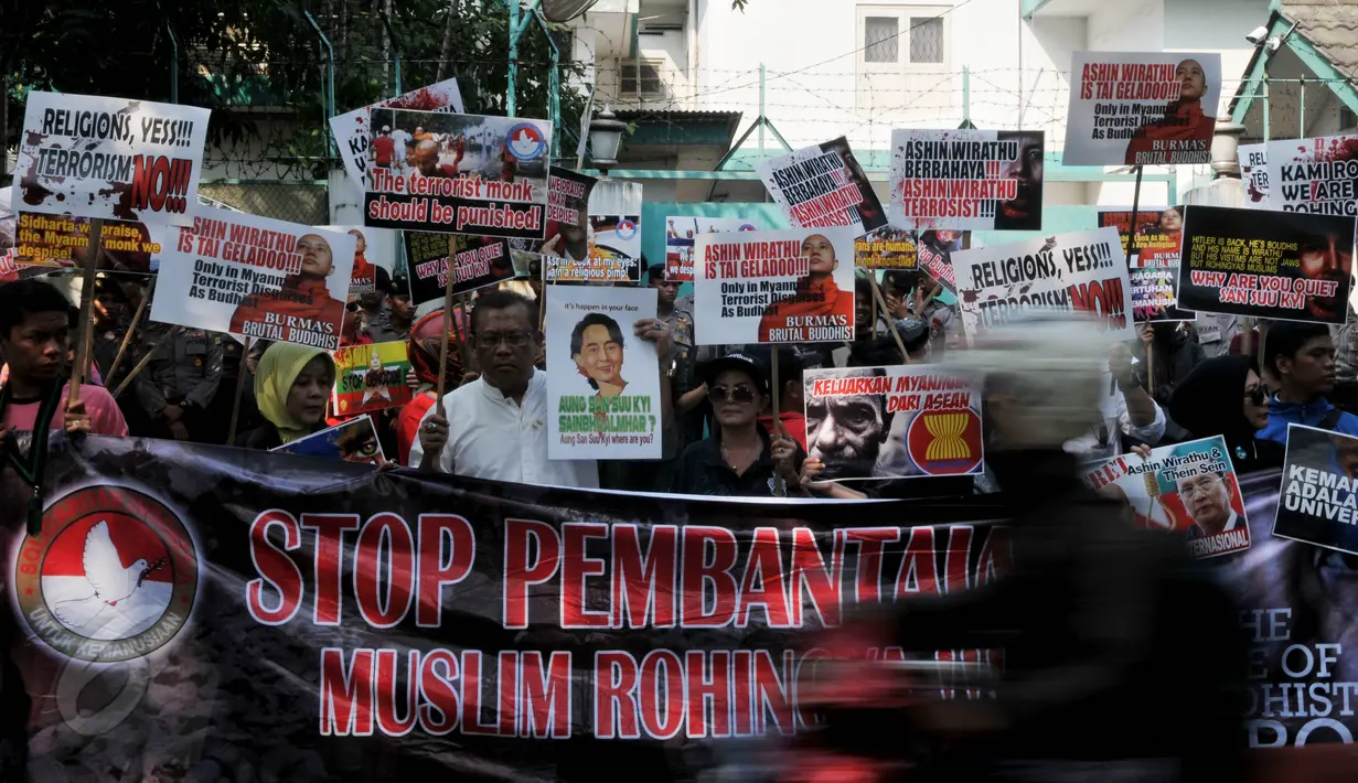 Solidaritas Indonesia untuk Kemanusiaan menggelar aksi damai di depan Kedutaan Besar Myanmar untuk Indonesia, Jakarta, Jumat (29/5/2015). Dalam aksinya mereka mengecam tindakan Biksu Ahsin Wirathu terhadap etnik Rohingya. (Liputan6.com/Johan Tallo) 