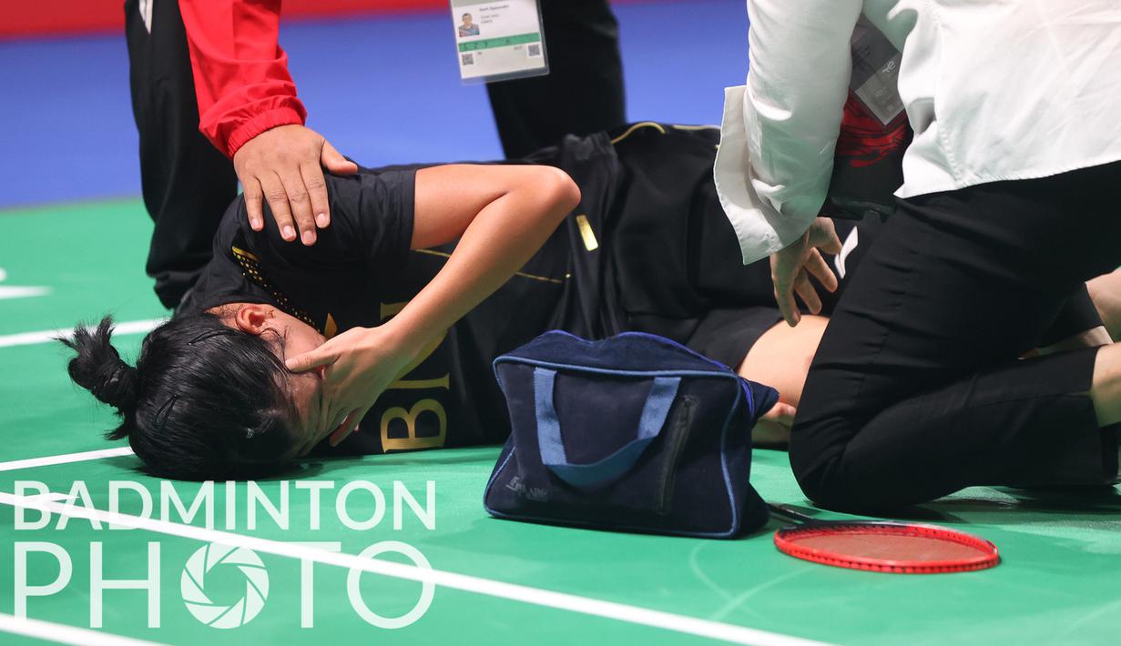 Pertandingan semakin panas menjelang match poin. Apesnya, Nandini malah mengalami cedera ketika ia tertinggal 17-20. Wakil Indonesia tersebut terpaksa harus ditarik keluar lapangan. (Badminton Photo/Yves Lacroix)