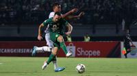 Gelandang Persebaya, Damian Lizio, duel melawan bek Tira Persikabo, Manahati Lestusen di Stadion Gelora Bung Tomo, Surabaya, Minggu (21/7/2019). (Bola.com/Aditya Wany)