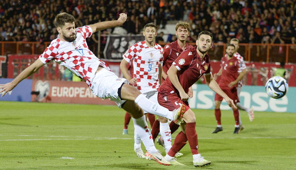Pemain Kroasia, Bruno Petkovic, melepaskan tendangan saat melawan Armenia pada laga Kualifikasi Euro 2024 di Stadion Vazgen Sargsyan Republican, Armenia, Senin (11/9/2023). Kroasia menang dengan skor 1-0. (AFP/Karen Minasyan)