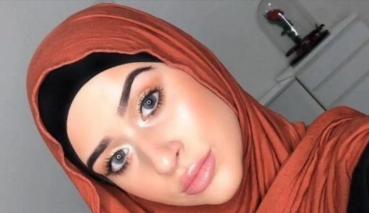 Kenakan highlighter terang seperti pink dari tepi kelopak mata ke sisi atas pipi.  Oleskan highlighter ke T-bone, cupid's bow, dan sedikit sentuhan di bibir. (outfittrends.com)