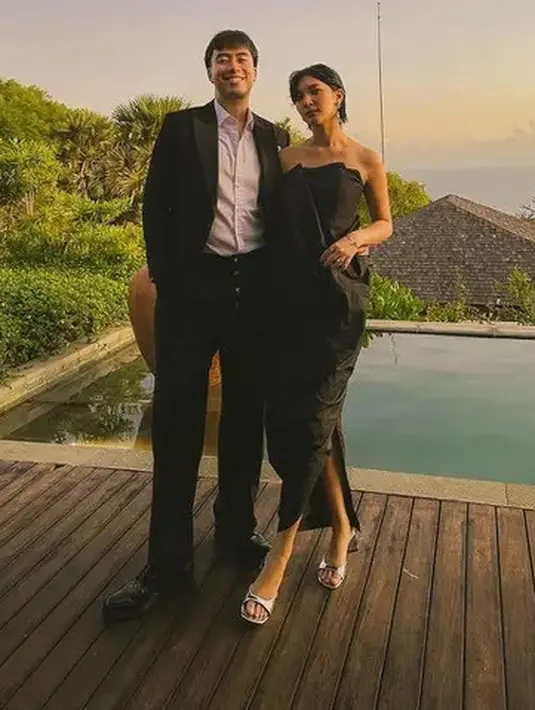 <p>Sheila Dara tampil dengan dress hitam off shoulder dipadukan dengan heels warna silver yang menjadi on point pada tampilannya tersebut. @vidialdiano</p>
