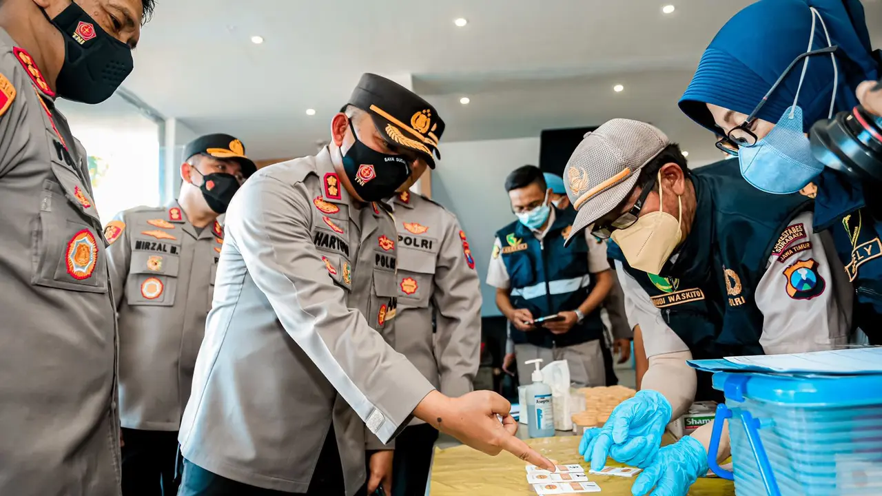 Anggota Polrestabes Surabaya dites urine. (Dian Kurniawan/Liputan6.com)