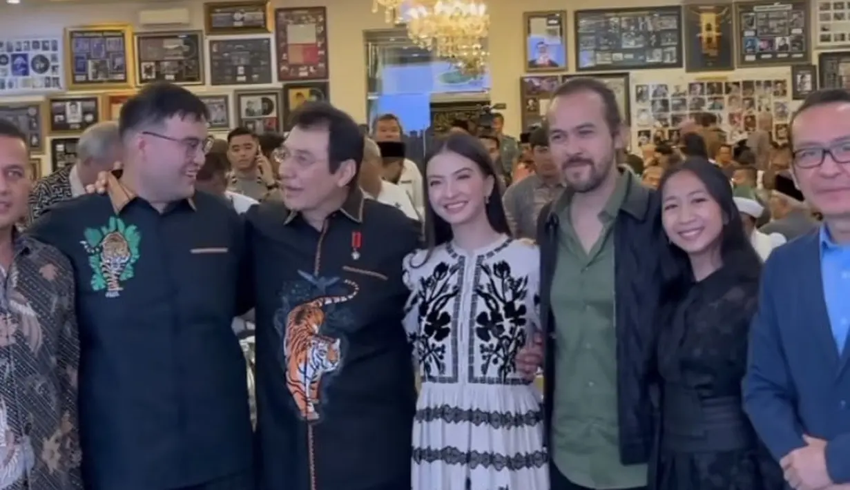 Tampak Raline mengabadikan momen tersebut dengan berfoto bersama sang ayah dan saudara laki-lakinya. [@ralineshah]