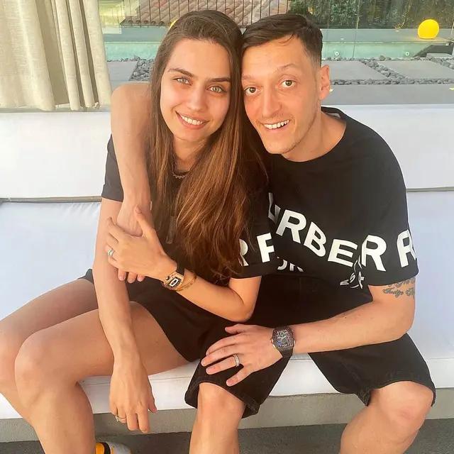 6 Potret Mesut Ozil Bareng Keluarga, Calon Pemain RANS Cilegon FC