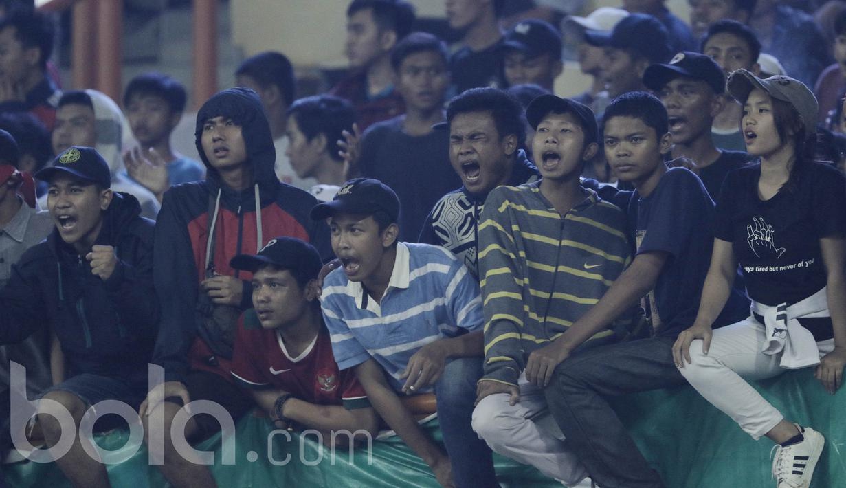 Suporter memberikan dukungan kepada pemain Timnas Indonesia U-16 saat pertandingan melawan Singapura pada laga uji coba di Stadion Wibawa Mukti, Cikarang, Kamis, (8/6/2017). Indonesia menang 4-0. (Bola.com/M Iqbal Ichsan)