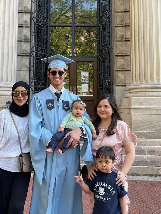 Di acara kelulusan, Randi Bachtiar terlihat Tasya mengenakan dress satin warna pink. Sedangkan ibu mertua mengenakan atasan putih lengan panjang dipadukan celana hitam serasi dengan kerudungnya, sambil membawa handbag coklatnya Hermes. [@randibachtiar]