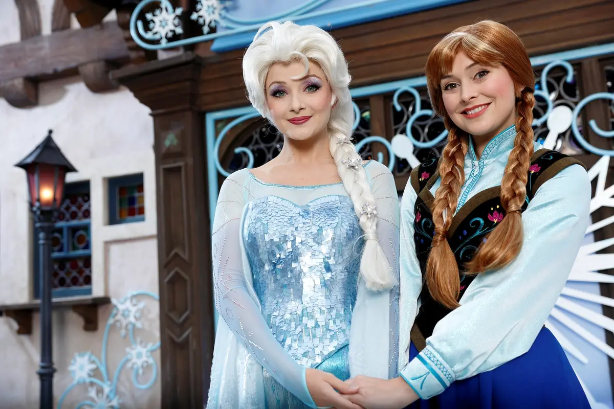 Perayaan liburan Natal di Hong Kong Disneyland
