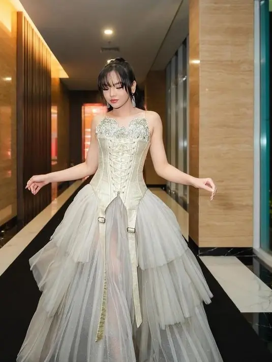 Lyodra tampil menawan mengenakan dress dengan warna gold dengan atasan korset dipadu rok tulle mengembang dari Lisa Ju. [@lyodraofficial]