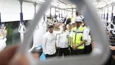 Menaker Hanif Dhakiri didampingi Direktur Utama PT MRT William Sabandar menjajal MRT dari Stasiun Bundaran HI, Jakarta, Senin (25/2). Hanif mencoba MRT untuk melihat progres pengoperasian yang sudah mencapai 99%. (Liputan6.com/Angga Yuniar)