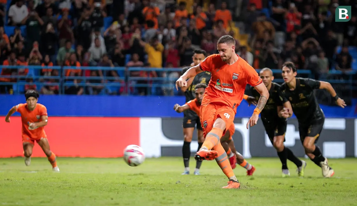Pemain Borneo FC, Felipe Cadenazzi melakukan tendangan penalti ke gawang Madura United saat pertandingan leg kedua semifinal championship series BRI Liga 1 2023/2024 di Stadion Batakan, Balikpapan, Kalimantan, Minggu (19/05/2024). (Bola.com/Bagaskara Lazuardi)