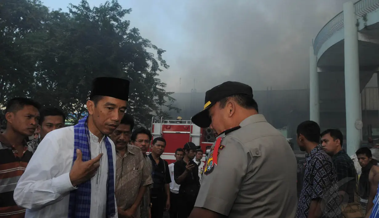 Joko Widodo bertemu dengan Kapolda DKI Jakarta pada saat meninjau kebakaran Pasar Senen, Jakarta Pusat, Jumat (25/4/14). (Liputan6.com/Herman Zakharia)