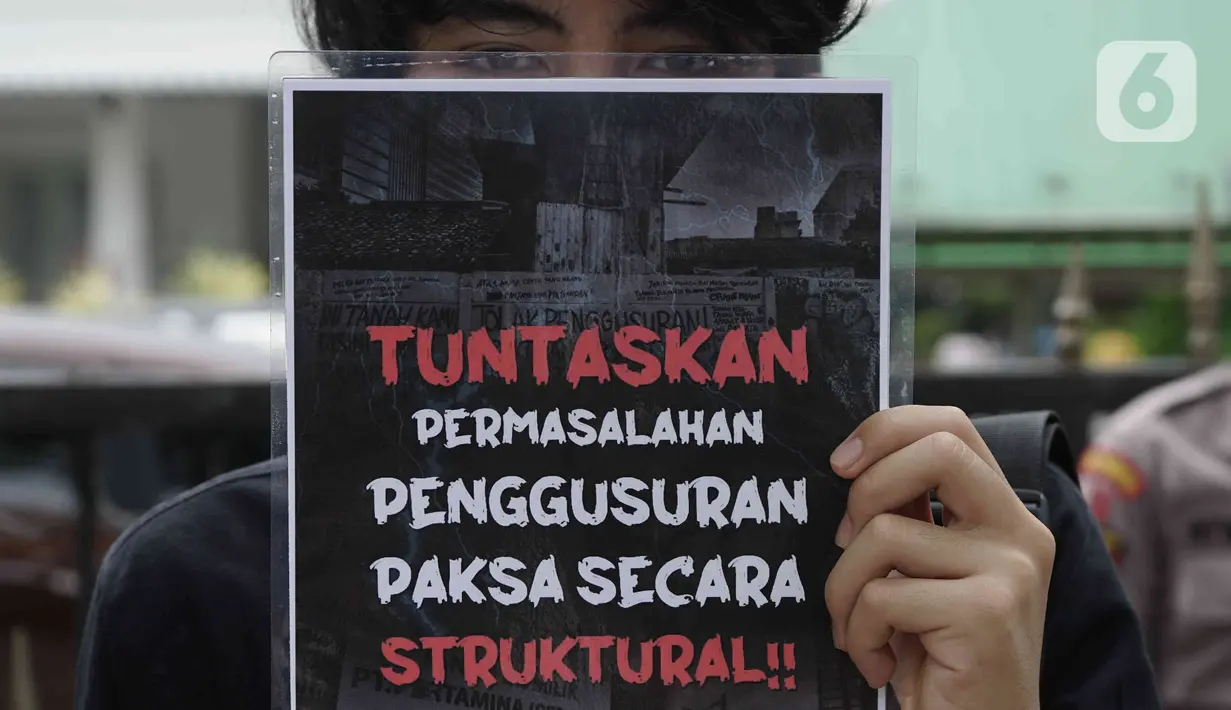 Aksi massa dari Koalisi Rakyat Menolak Penggusuran (KRMP) di depan Balai Kota DKI Jakarta, Kamis (10/2/2022). Selain berunjuk rasa, mereka juga akan menyerahkan surat tuntutan untuk mencabut Pergub DKI Jakarta 207 tahun 2016 yang meligitimasi penggusuran paksa. (Liputan6.com/Herman Zakharia)
