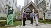 Assistant VP Kota Podomoro Zaldy Wihardja berbincang dengan calon pembeli di lokasi Rumah Contoh Kota Podomoro Tenjo, Central Park Podomoro City Jakarta, Senin (7/12/2020). Kota Podomoro Tenjo diproyeksikan sebagai kota mandiri didukung pembangunan tol Serpong – Balaraja. (Liputan6.com/Fery Pradolo)