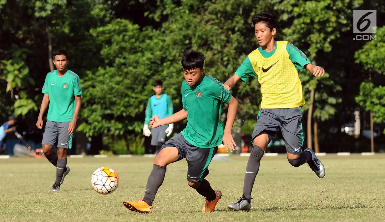 Pemain Timnas Indonesia U-16 berebut bola saat melakukan latihan di Lapangan Atang Sutresna, Cijantung, Jakarta, Senin (3/7). Latihan ini merupakan persiapan jelang berlaga di Piala AFF U-16 Thailand, 9-22 Juli mendatang. (Liputan6.com/Helmi Fithriansyah)