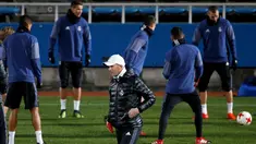 Pelatih Real Madrid, Zinedine Zidane melihat para pemainnya berlatih jelang Final Piala Dunia Antar Klub di Yokohama, Jepang  (17/12). Real Madrid akan berhadapan dengan Kashima Antlers asal Jepang. (REUTERS / Toru Hanai)