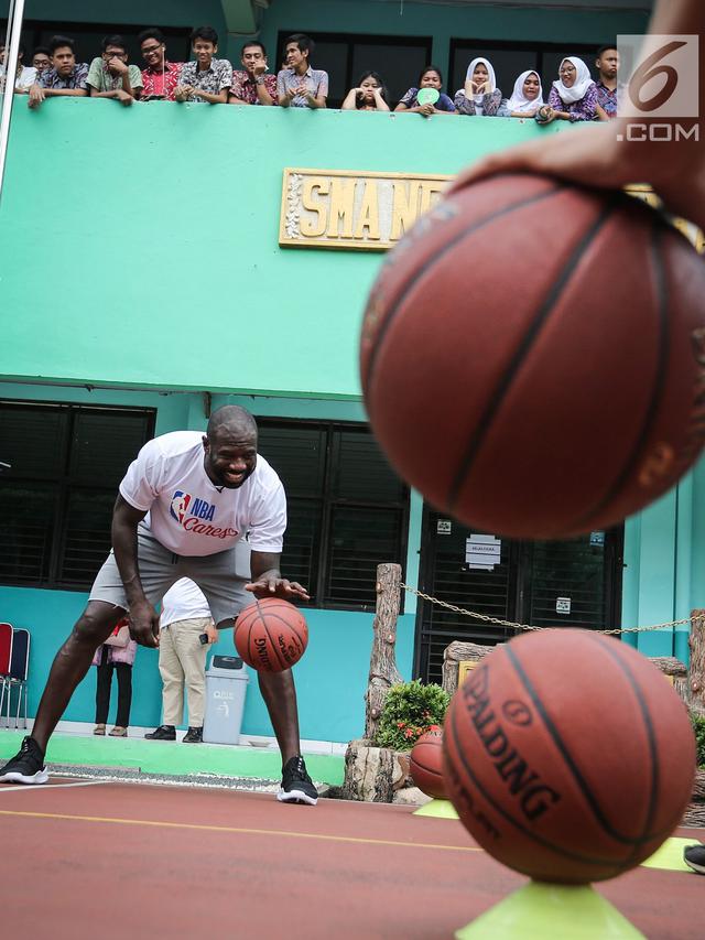 Mantan Raja Slam Dunk NBA Beri Coaching Clinic Pebasket SMA Jakarta